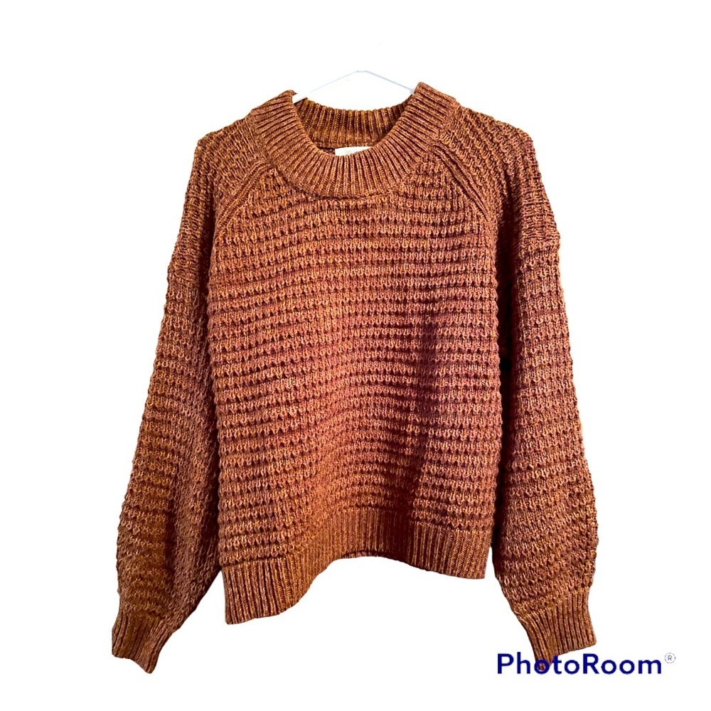 Item: Women’s crew neck pullover sweater